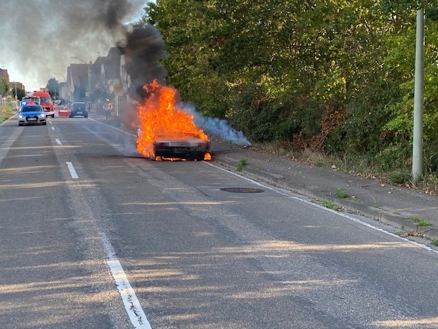 POL-PDLD: Lingenfeld - Oldtimer ausgebrannt