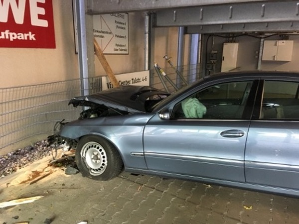 FW Mettmann: Feuerwehr-Einsatz im Parkhaus der Königshof-Galerie