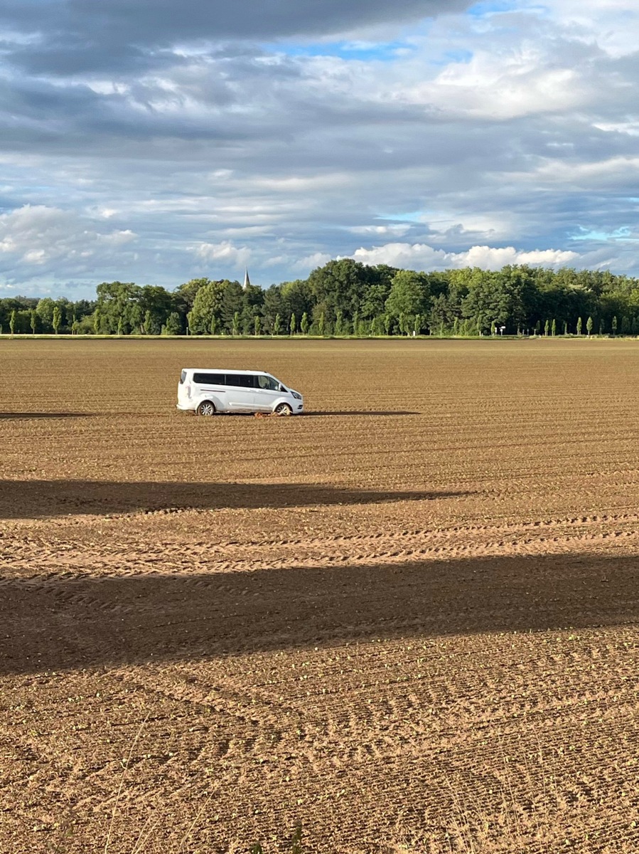 POL-DN: Alkoholisiert im Feld gelandet