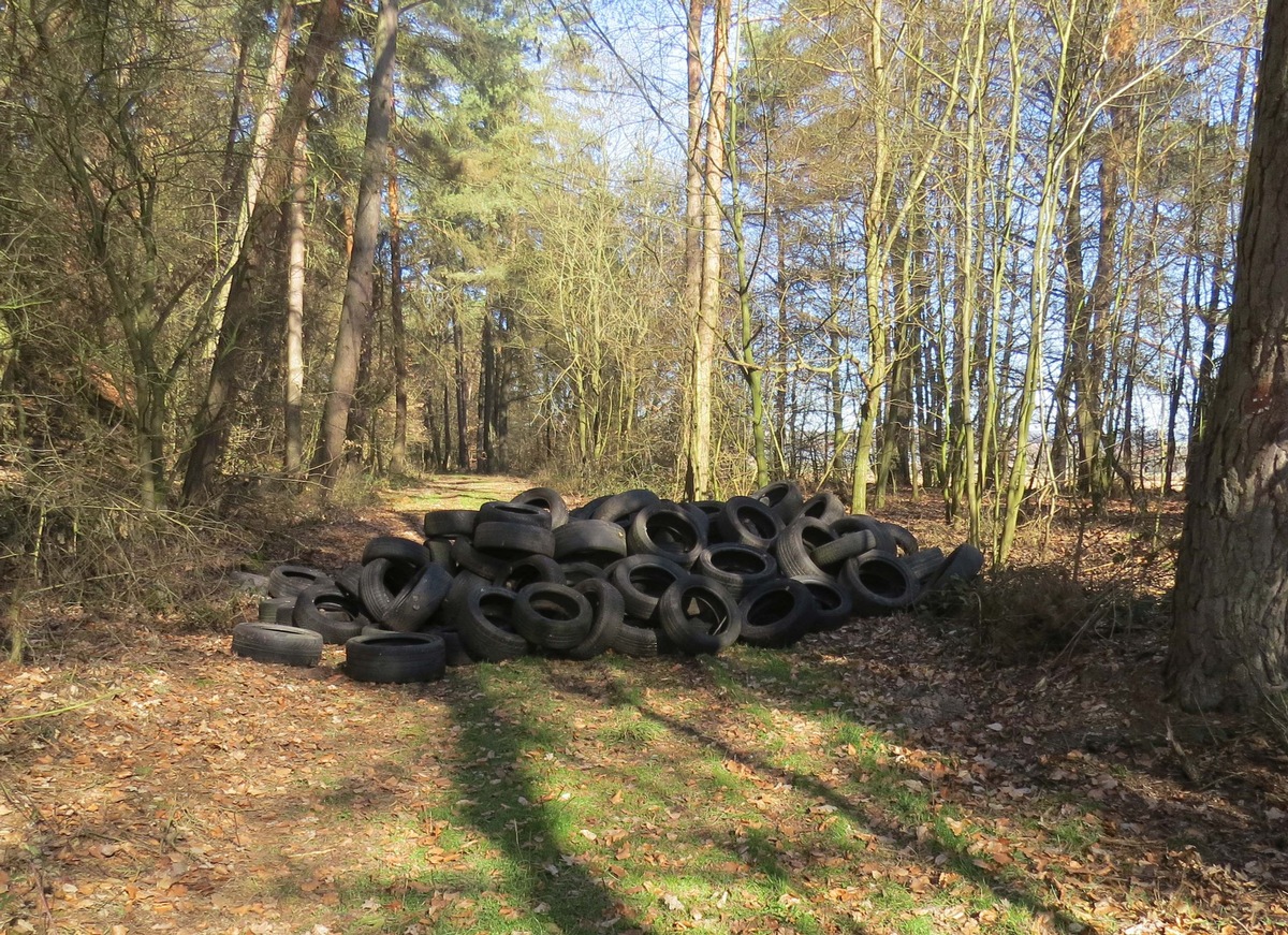 POL-MR: Ein großer Haufen Altreifen im Wald - Wer war der Übeltäter?