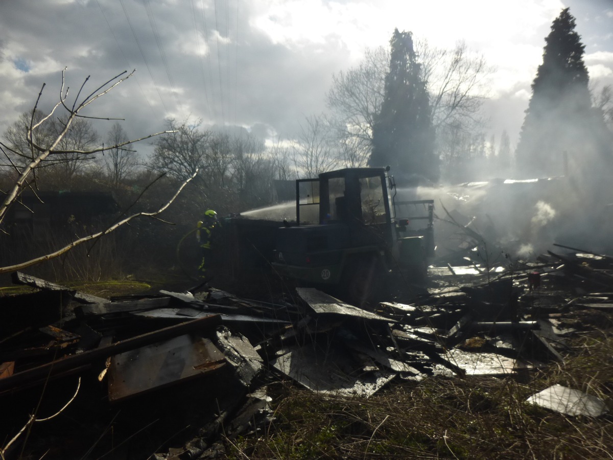 FW-OB: Schuppenbrand am Schemmannsfeld/Radladerfahrer unterstützt die Oberhausener Feuerwehr