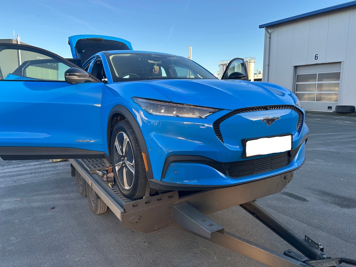 HZA-BI: Bielefelder Zoll stoppt Fahrzeugschmuggel auf A44/Blauer Ford Mustang ohne Zollanmeldung