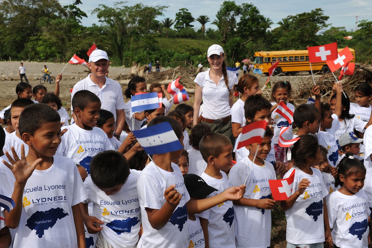 Lyoness Child &amp; Family Foundation legt Grundstein für die erste &quot;Escuela Lyoness&quot; in Honduras - BILD