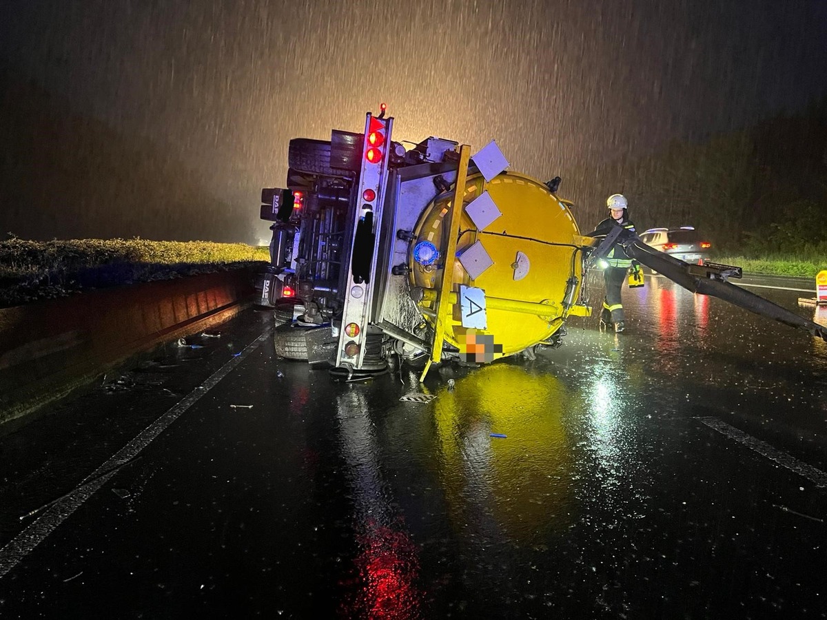 FW Bad Honnef: LKW nach Unfall umgekippt