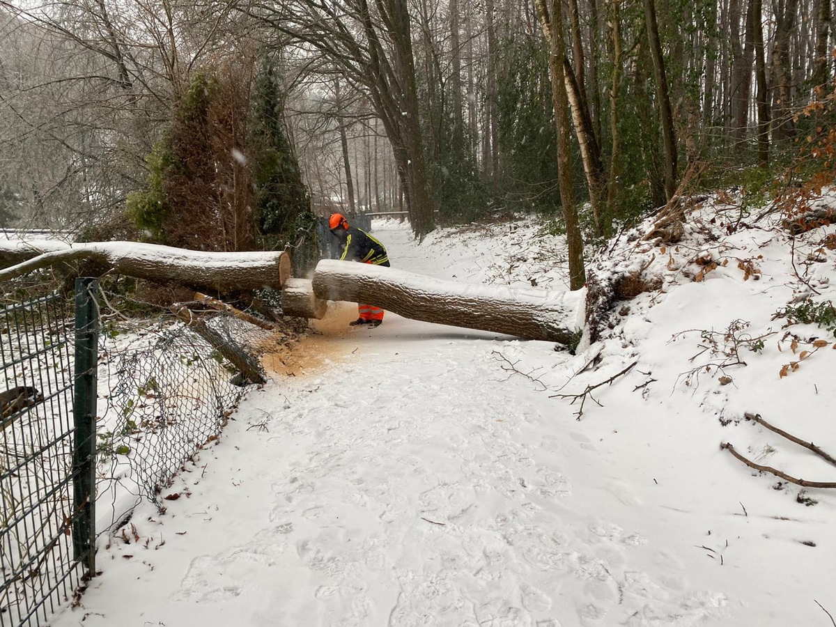 FW-EN: Feuerwehr Hattingen mehrfach im &quot;Wintereinsatz&quot;