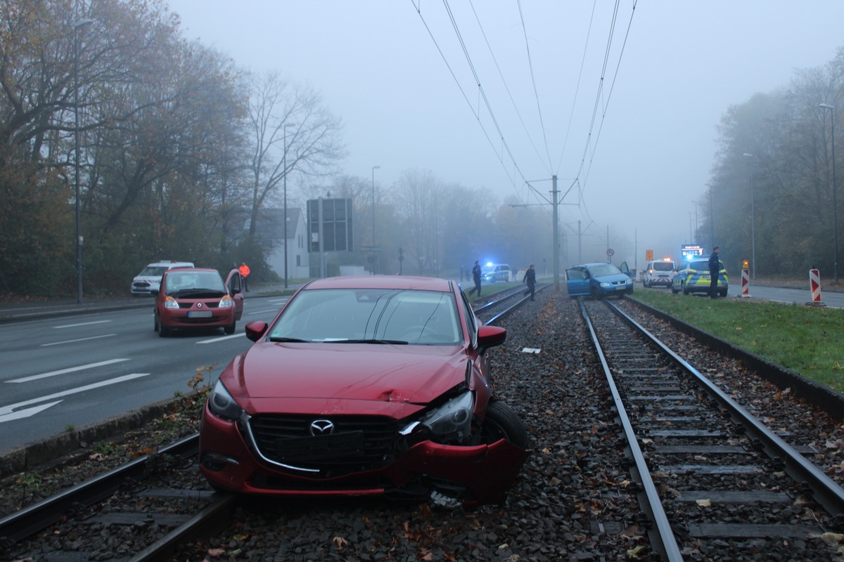 POL-GE: Drei Verletzte bei Verkehrsunfall in Buer