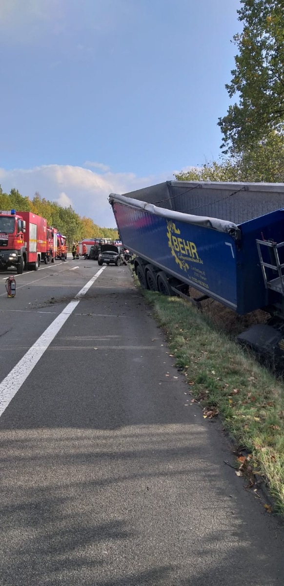 POL-LG: ++ Kollision zwischen Sattelschlepper und Pkw ++ Einbruch in Kindergärten ++ beim Abbiegen verunfallt - fünf Beteiligte - 40.000 Euro Sachschaden ++ zwei Fahrverbote ++