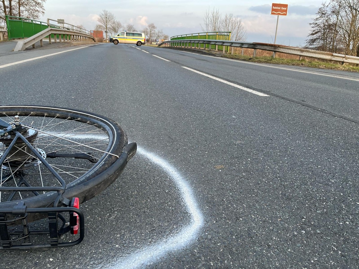 POL-CUX: Schwerer Verkehrsunfall auf der B73 zwischen Belum und Otterndorf - Senior lebensgefährlich verletzt - Strecke weiterhin voll gesperrt (Foto im Anhang)