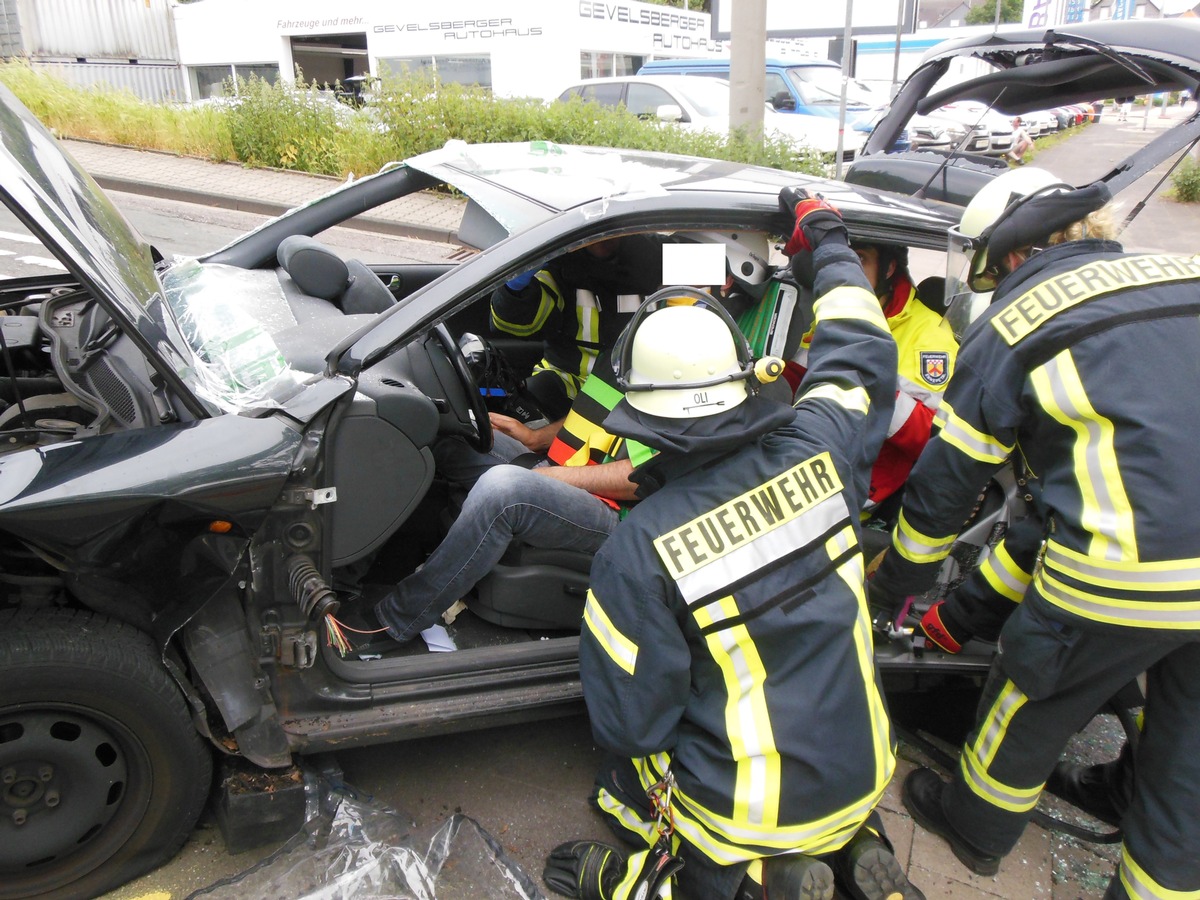 FW-EN: Verkehrsunfall zwischen 2 PKW. Eine Person musste patientenorientiert aus dem Auto befreit werden.