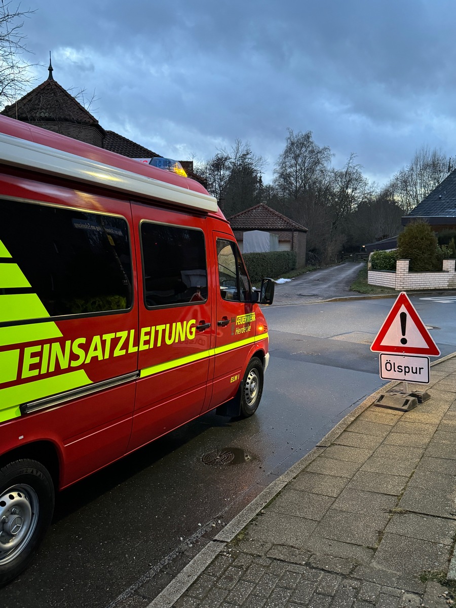 FW-EN: Baum in Oberleitung und Ölspur