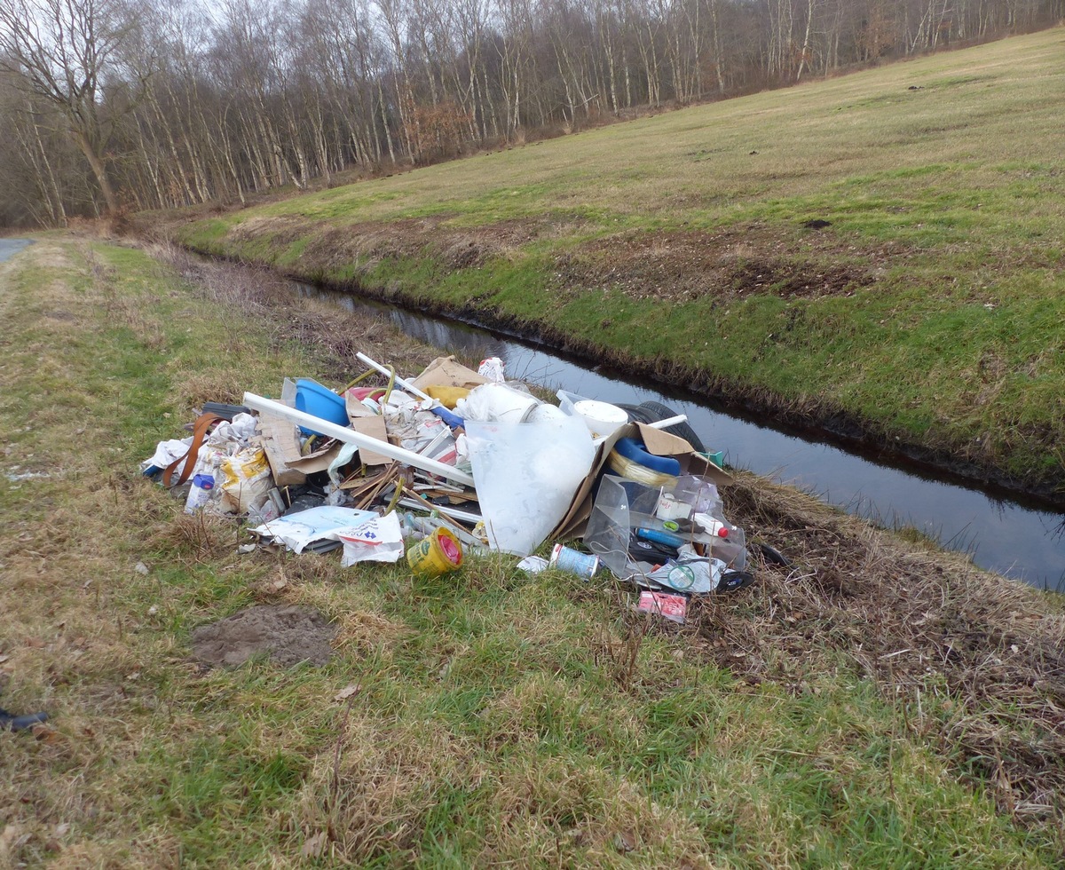 POL-CUX: Illegale Abfallentsorgung in Flögeln +++ Leergutentsorgung an der K 46 +++ Brand in Cuxhaven +++ Einbruch in Hemmoor +++ Versuchter Einbruch in Cuxhaven +++ Betrunken durch Cuxhaven gefahren