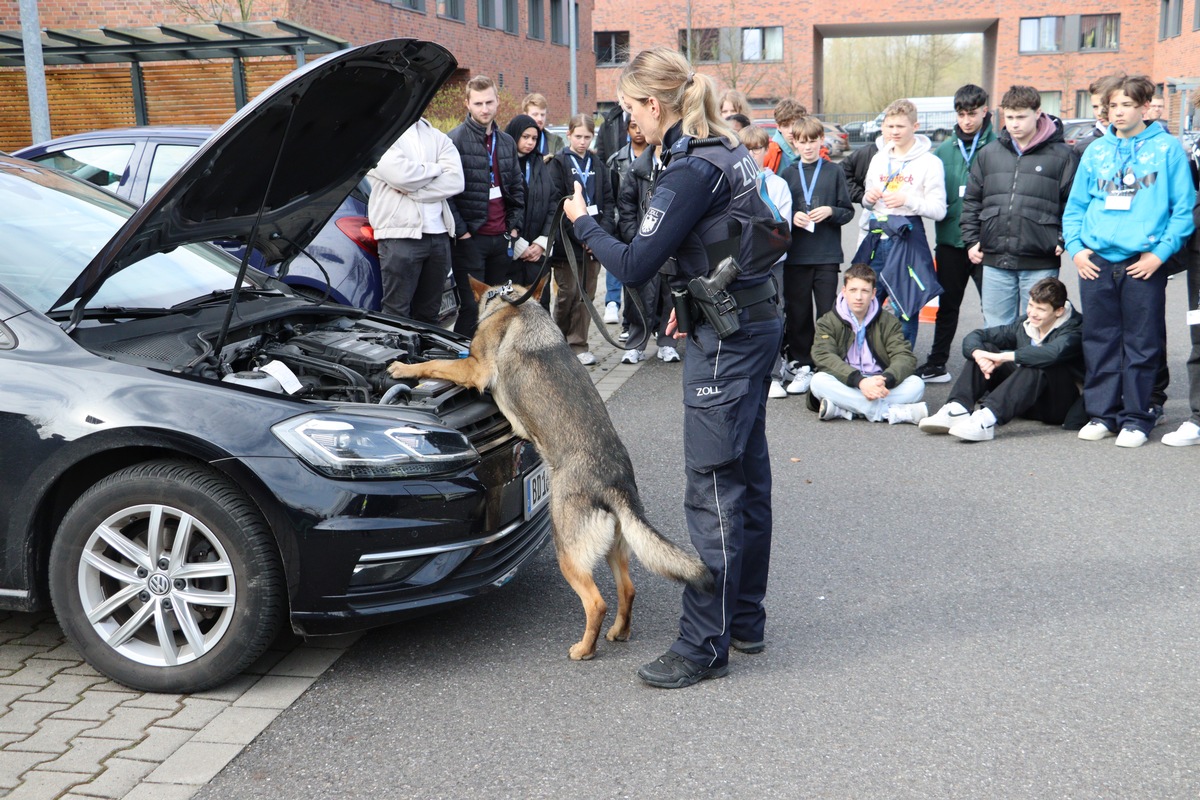 HZA-MS: Versteckte Banknoten unter der Motorhaube, echte Koralle zum Anfassen und vieles mehr / Hauptzollamt Münster organisiert Berufsfelderkundungstag