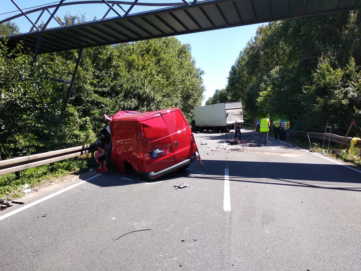 POL-NI: Tödlicher Verkehrsunfall auf B 83