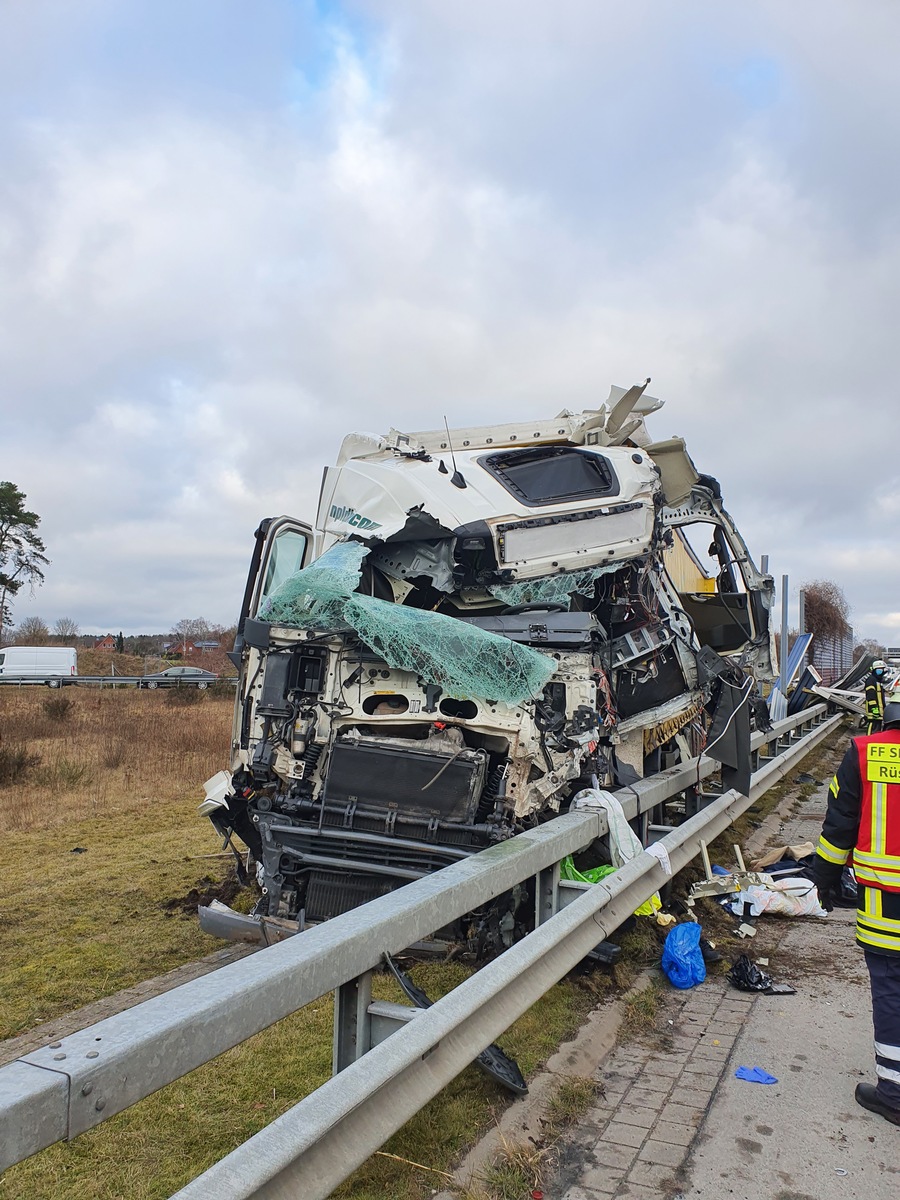 POL-ROW: ++ Sattelzug kommt von der Autobahn ab - 59-jähriger Fahrer verstirbt im Fahrzeug ++ Falsche Polizisten arbeiten auch am Wochenende ++ Transporterfahrer ohne Fahrerlaubnis ++