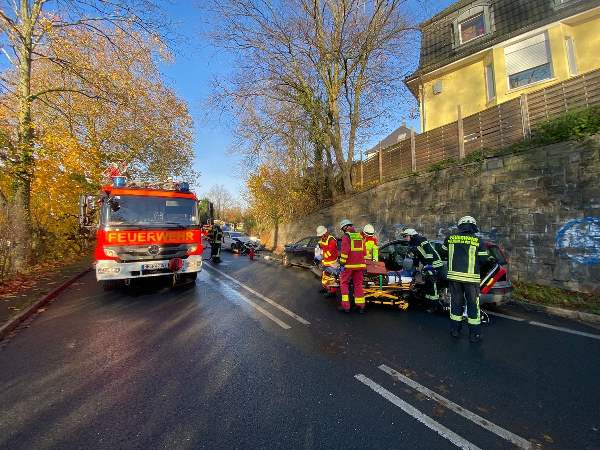 FW-MH: Verkehrsunfall mit vier beteiligten Fahrzeugen -zwei schwer verletzte Personen-