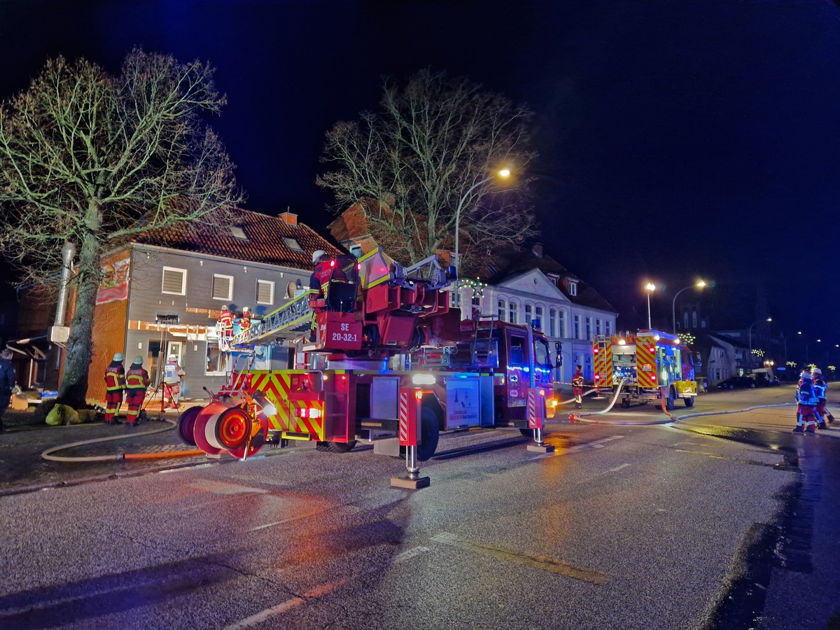 FW Bad Segeberg: Imbissbetrieb in Vollbrand