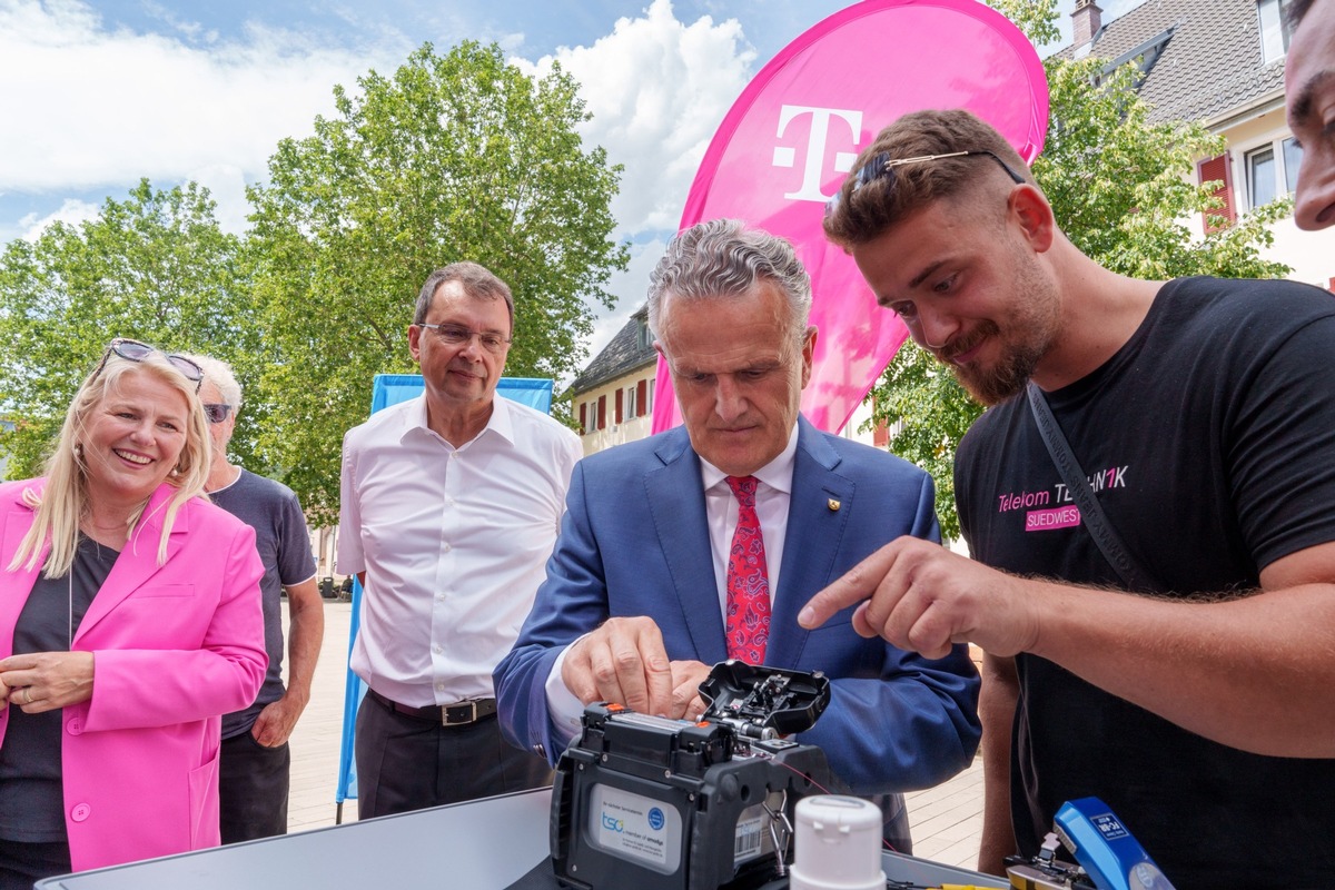 Baustart für Glasfasernetz in Stuttgart-Botnang