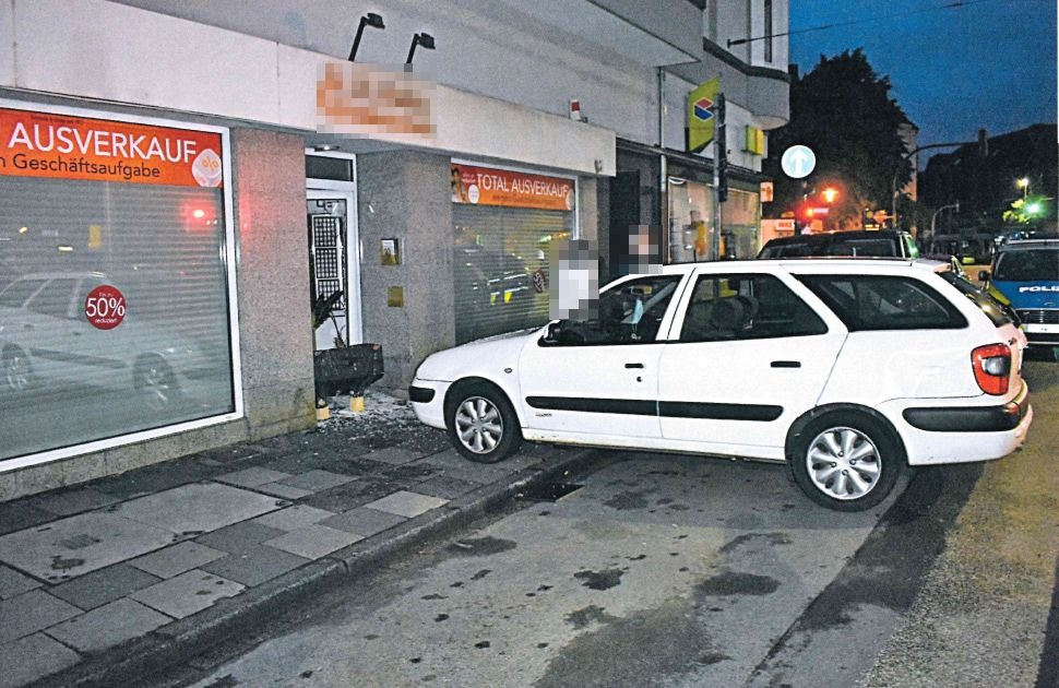 POL-E: Essen: Polizei sucht Zeugen nach Einbruch in Juweliergeschäft - Täter machen hohe Beute