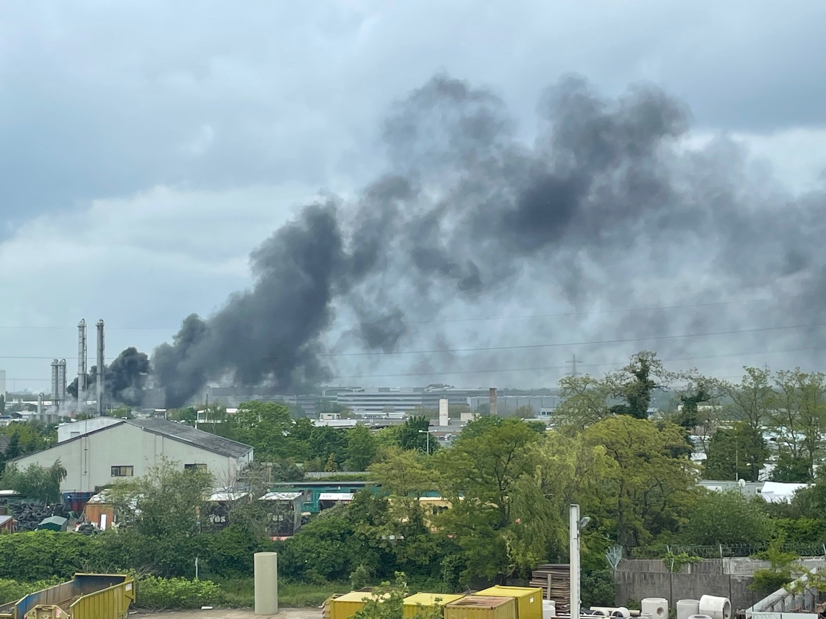 FW-MH: Brand in Mülheimer Chemiebetrieb und Paralleleinsatz bei Brand auf Friedhof. Großeinsatz für die Feuerwehr Mülheim.