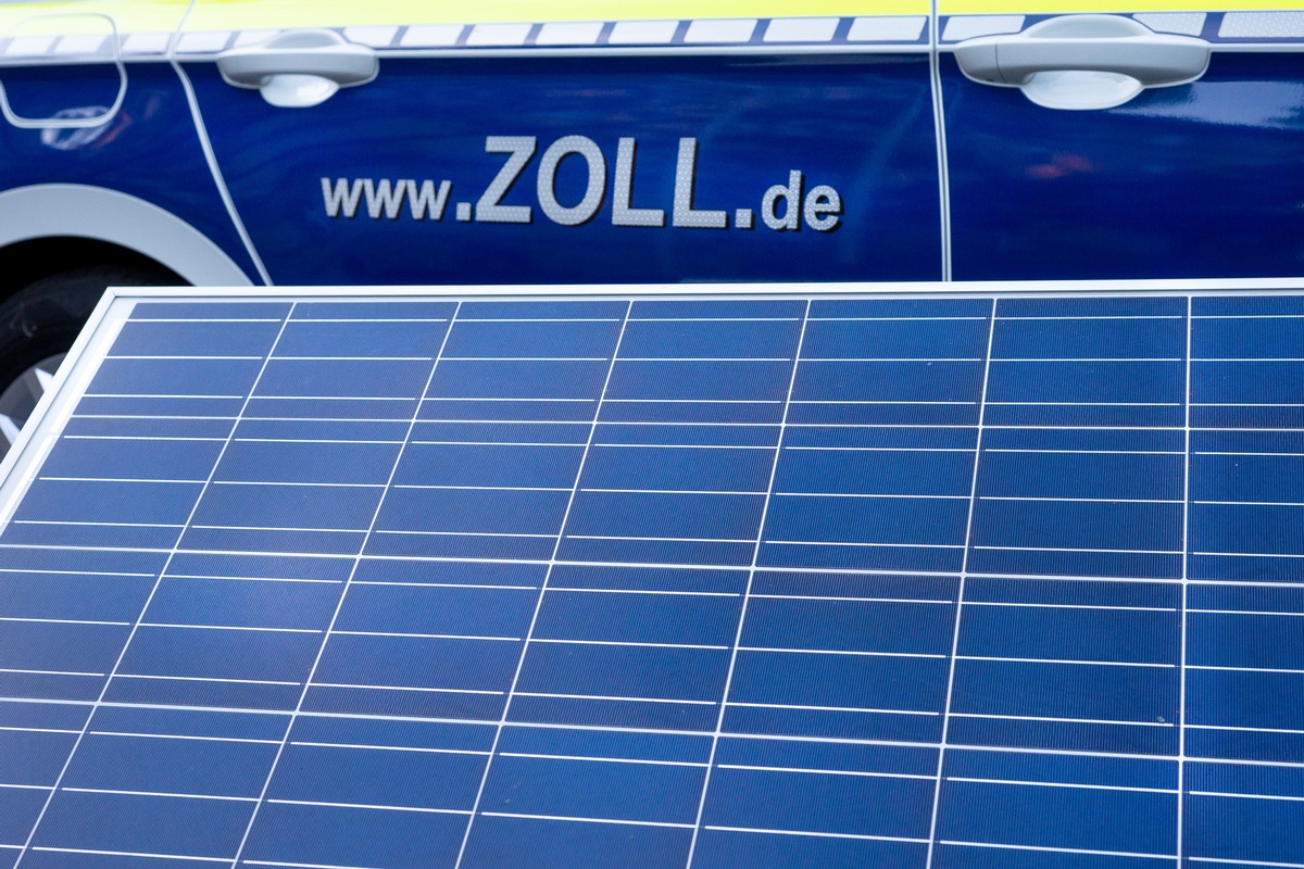 ZOLL-M: Bundesweite Durchsuchungsaktion wegen Falschdeklaration. Über 700 Seecontainer Solarmodule aus China beim Zoll falsch angemeldet.