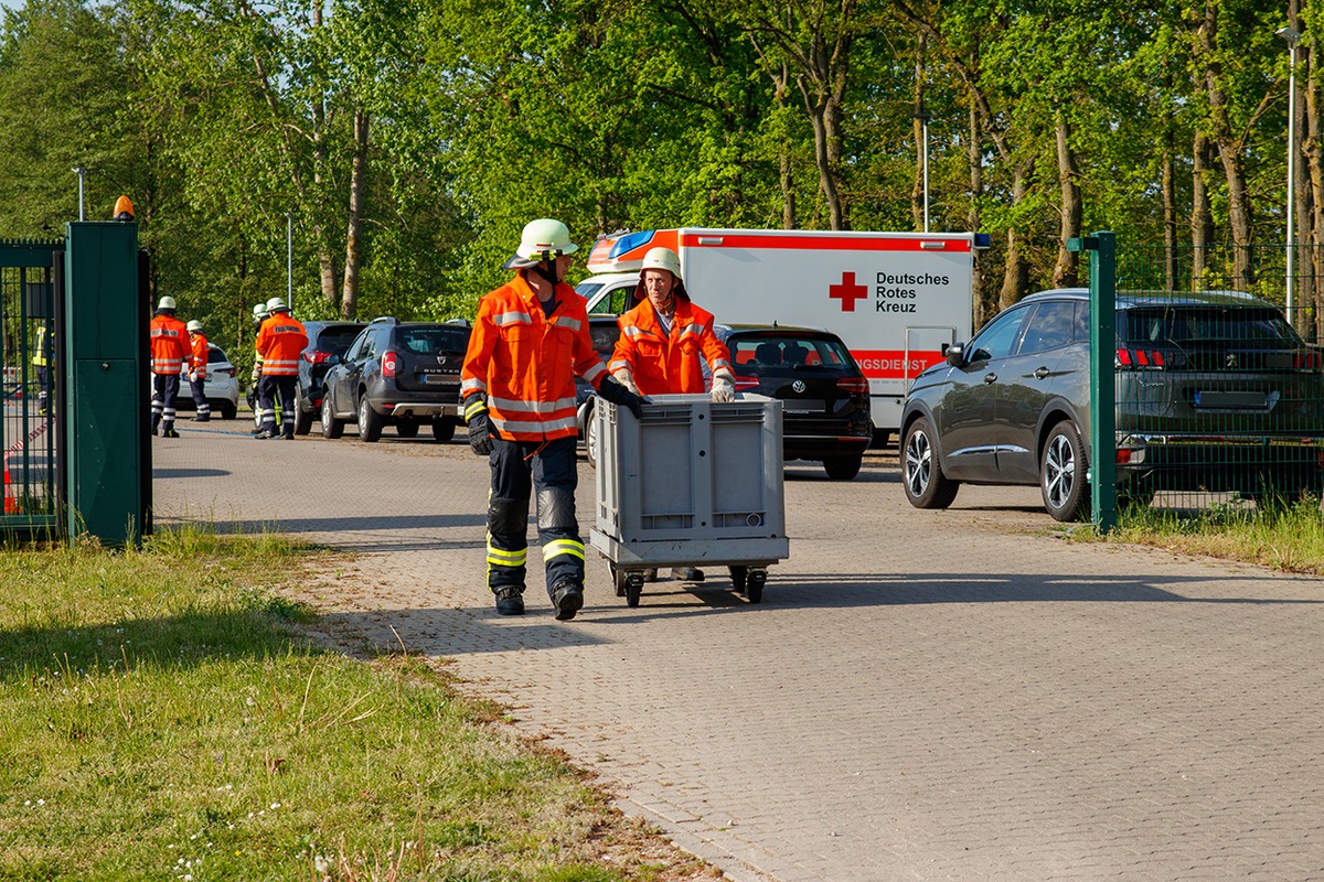 FW Lüchow-Dannenberg: Ammoniak-Austritt in Lebensmittel-Betrieb sorgt für Großeinsatz der Feuerwehr +++ Gefahrgut-Einheit des Landkreises im Einsatz +++ ca. 100 Einsatzkräfte erlebten erste Großübung seit drei Jahren