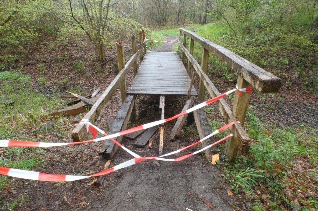 POL-OL: +++ Sachbeschädigungen auf dem Mansinger Burgplatz +++ Zeugen gesucht +++