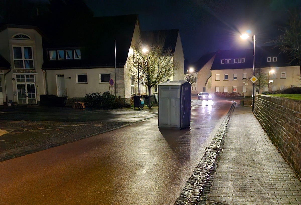 POL-PPTR: Schlechter Scherz oder höhere Gewalt? Toilettenhäuschen auf Wanderschaft