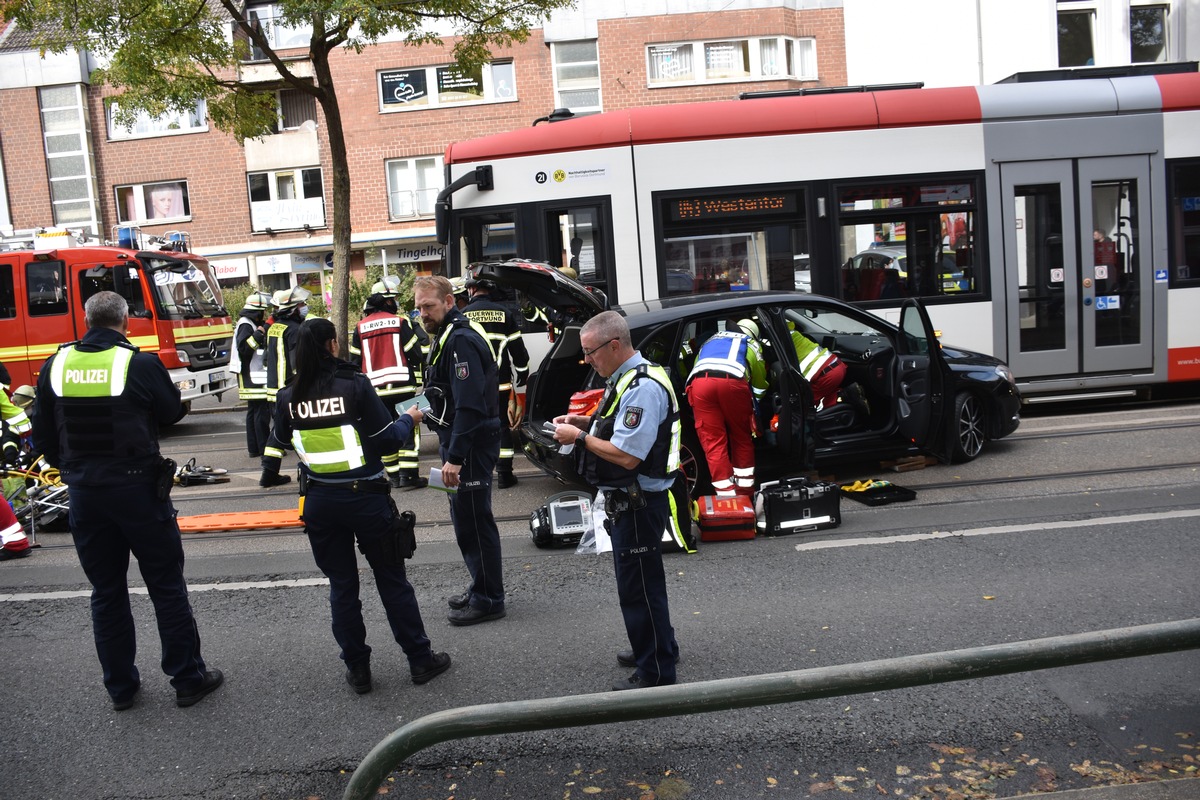 FW-DO: 04.10.2021 - VERKEHRSUNFALL IN KÖRNE Zusammenstoß mit Straßenbahn