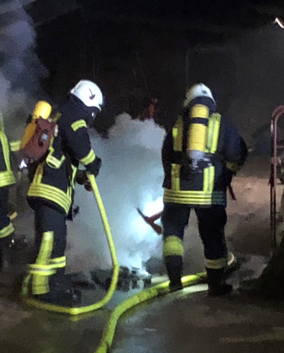 FW Borgentreich: Feuerwehr rückt aus zum Kaminbrand in Lütgeneder. Es entstand ein geringer Sachschaden.