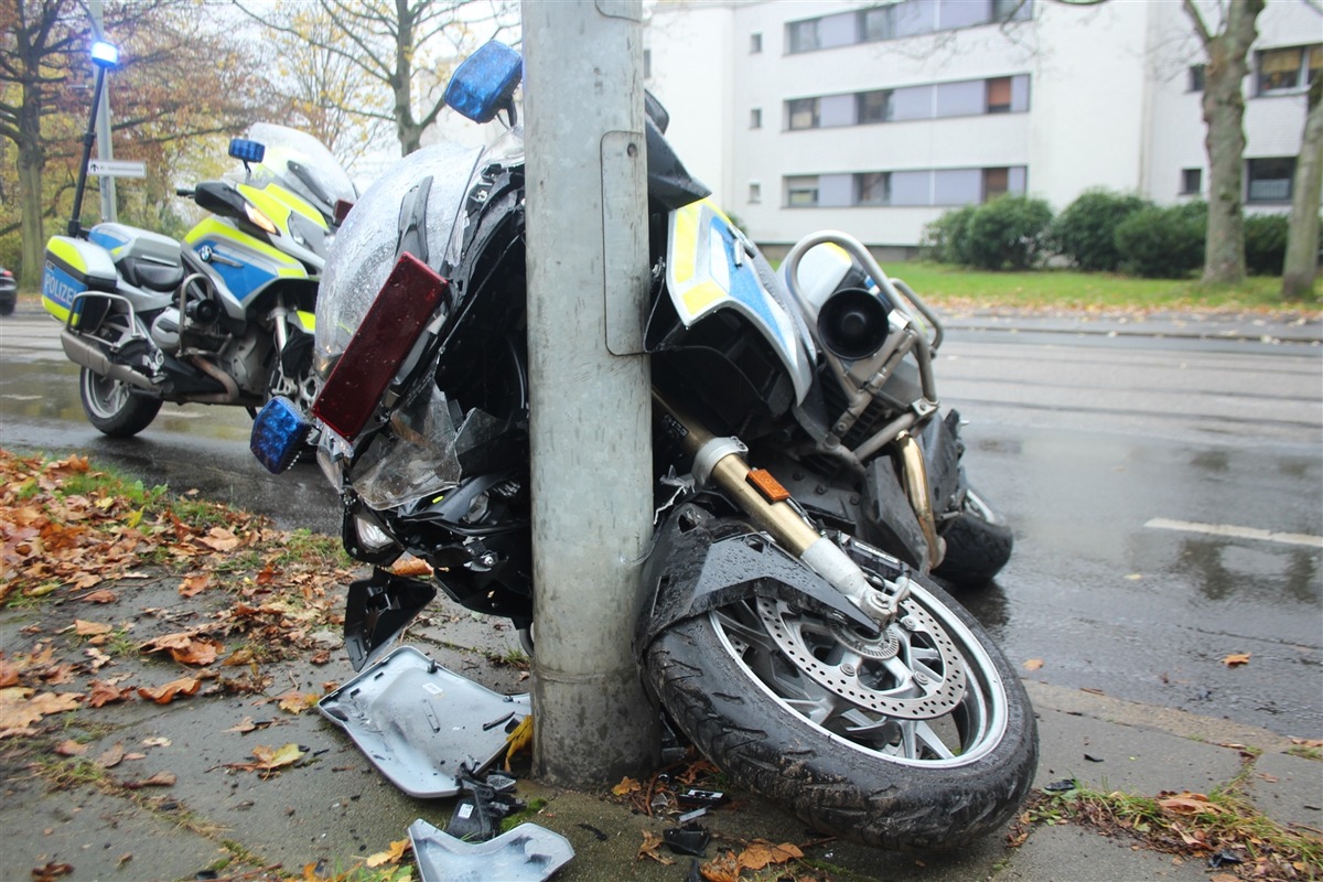 POL-GE: Polizist bei Unfall leicht verletzt