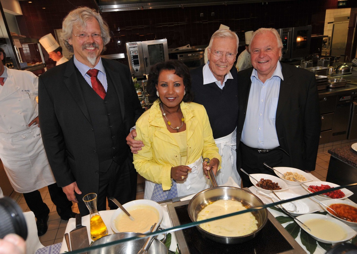 Almaz und Karlheinz Böhm lösen in Frankfurt verlorene Wette ein