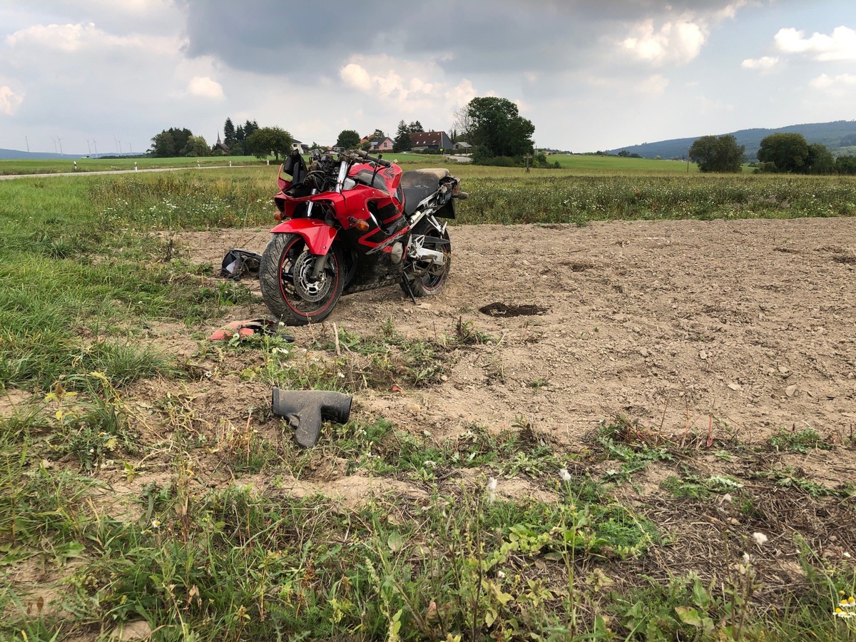 POL-PDKH: Verkehrsunfall mit schwerverletztem Motorradfahrer auf der K32