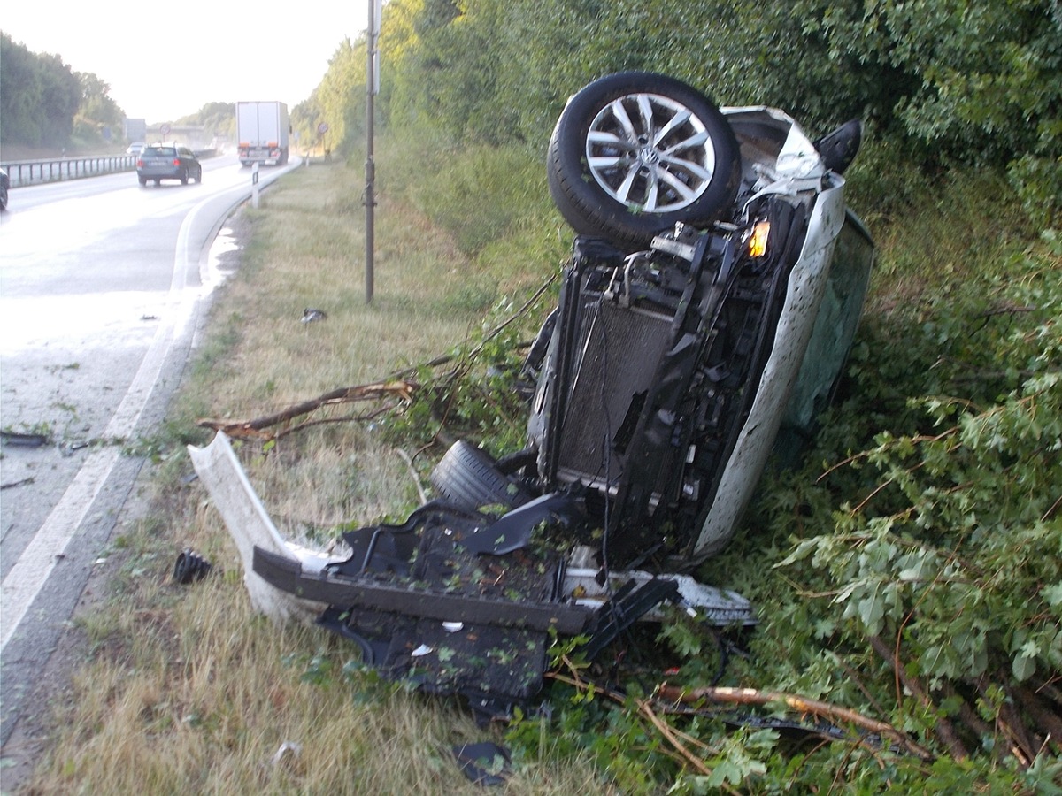 POL-PDLD: 2 Verkehrsunfälle mit Aquaplaning