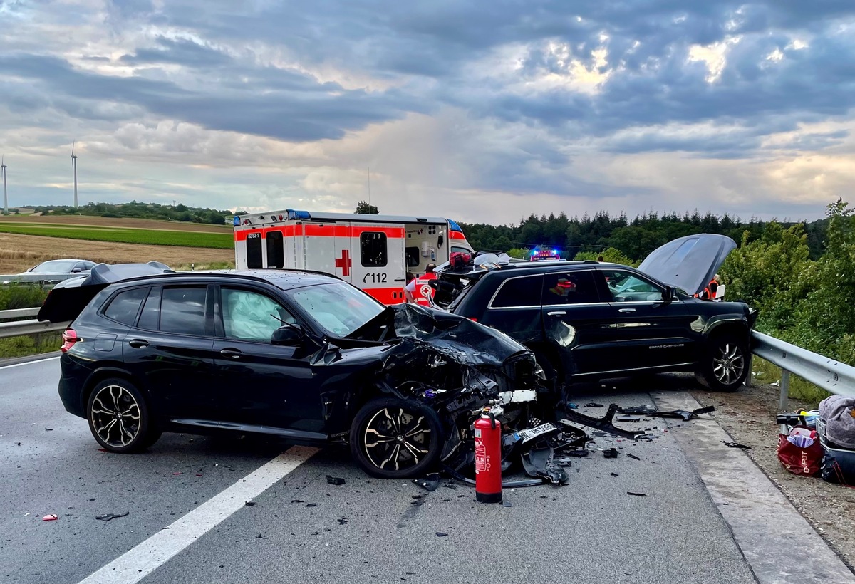 POL-PDNW: Aquaplaning durch niedergegangenen Starkregen verursacht Verkehrsunfälle mit 1 Schwer- und 3 Leichtverletzten sowie einer 2-stündigen Sperrung der Autobahn