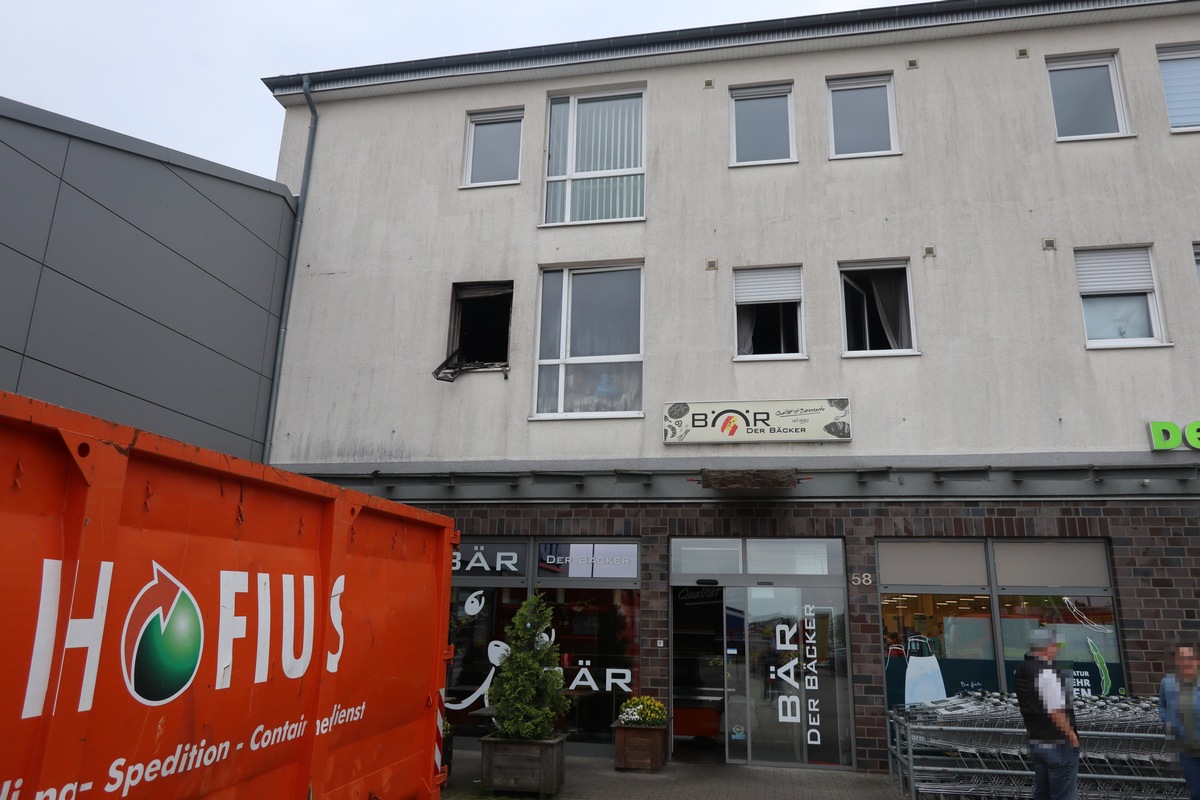 POL-ME: Wohnungsbrand - Mehrfamilienhaus evakuiert - Velbert - 2406009