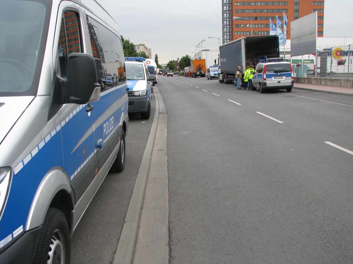 POL-F: 100910 - 1086 Stadtgebiet: 13. Frankfurter Gefahrgutkontrolltage durchgeführt - Bild beachten