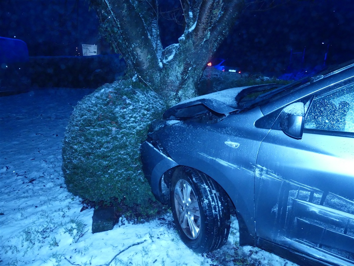 POL-GM: 090122-26: Fahrt mit Sommerreifen endete am Baum