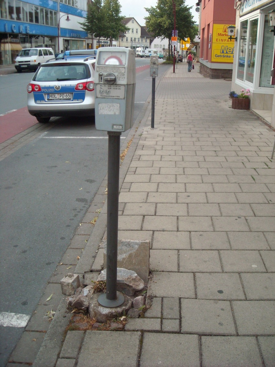 POL-HOL: Holzminden - Bahnhofstraße: Wo Kräfte sinnlos walten...... -  Parkuhr aus der Verankerung losgerüttelt -