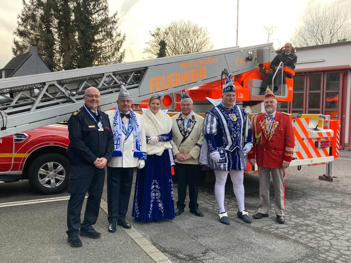 FW-MG: Prinzenpaarempfang des Stadtfeuerwehrverbandes - ein Prinzenpaar schwebt auf Wolke 7