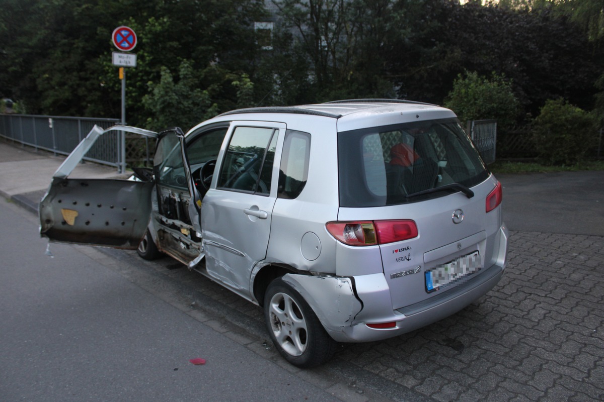 POL-SI: Lkw verschiebt geparkten Pkw bei Zusammenstoß fast 15 Meter und flüchtet - #pol-siwi