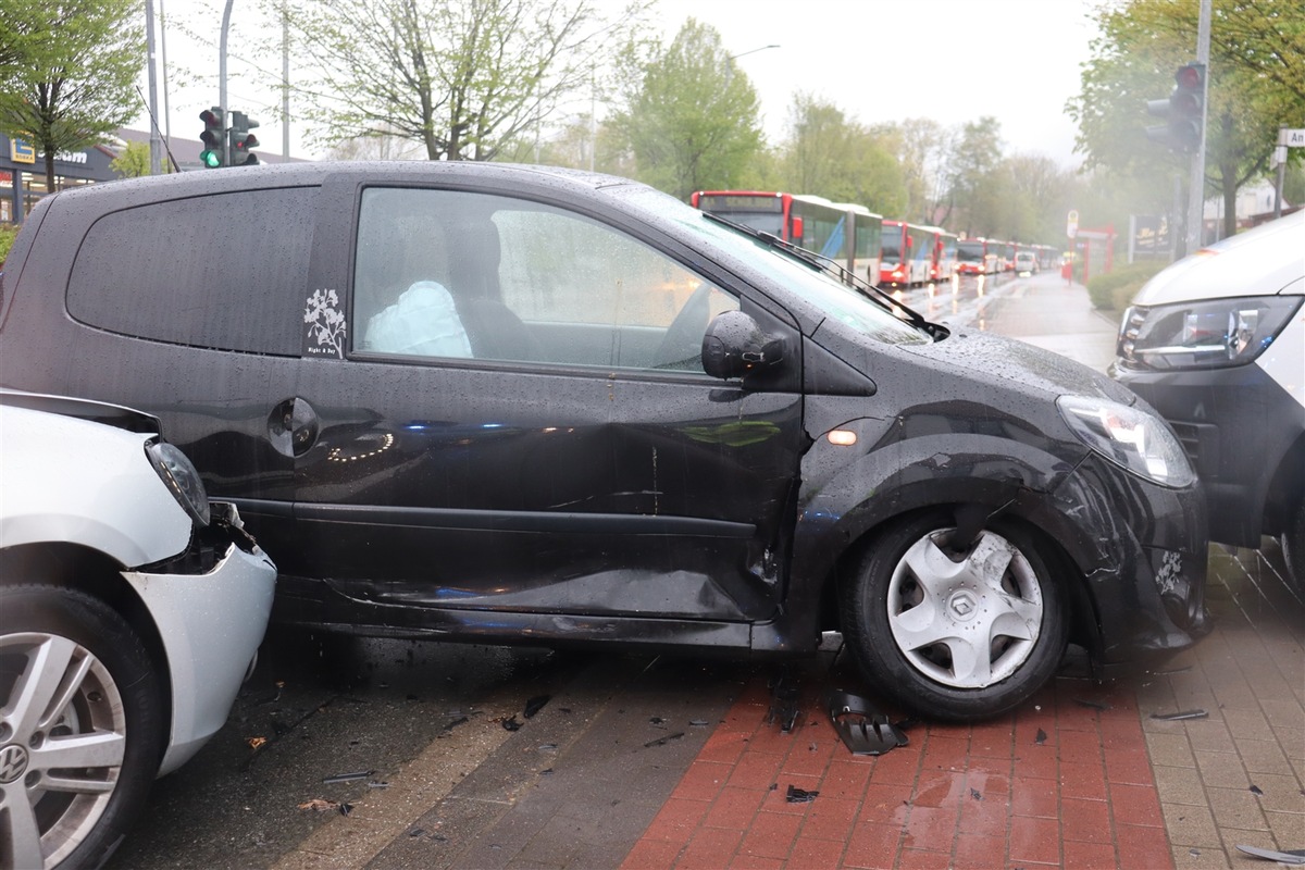 POL-HF: Verkehrsunfall im Kreuzungsbereich - Zwei Leichtverletzte