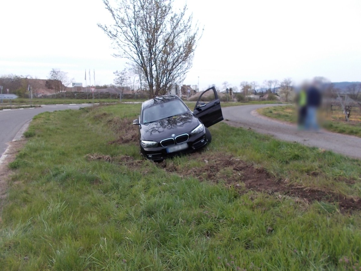 POL-PDNW: Unfallverursacher spielt am Handy - Junge Frau entgeht nur knapp schwerem Unfall