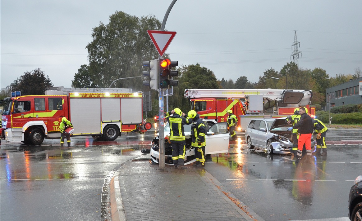 POL-HF: Verkehrsunfall mit Personenschaden - 
Junger Fahrer verursacht Zusammenstoß