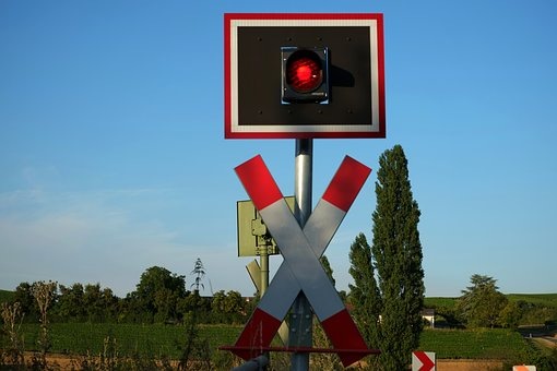 BPOL-KS: Unfall am Bahnübergang - Rentner übersieht Bahnschranke und Rotlicht