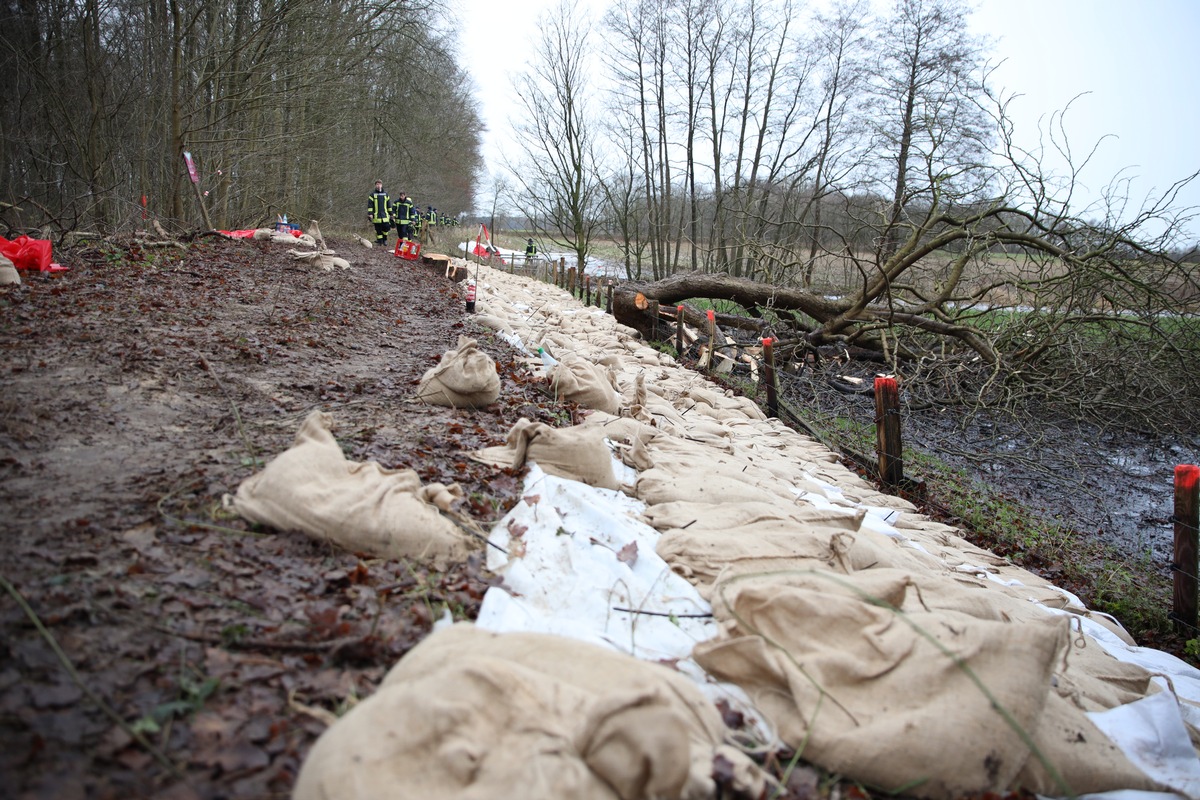 FW-OLL: Hochwasser in Sandkrug - Wasserstand im Barneführerholz erreicht Scheitelpunkt - Deich wird weiter gesichert