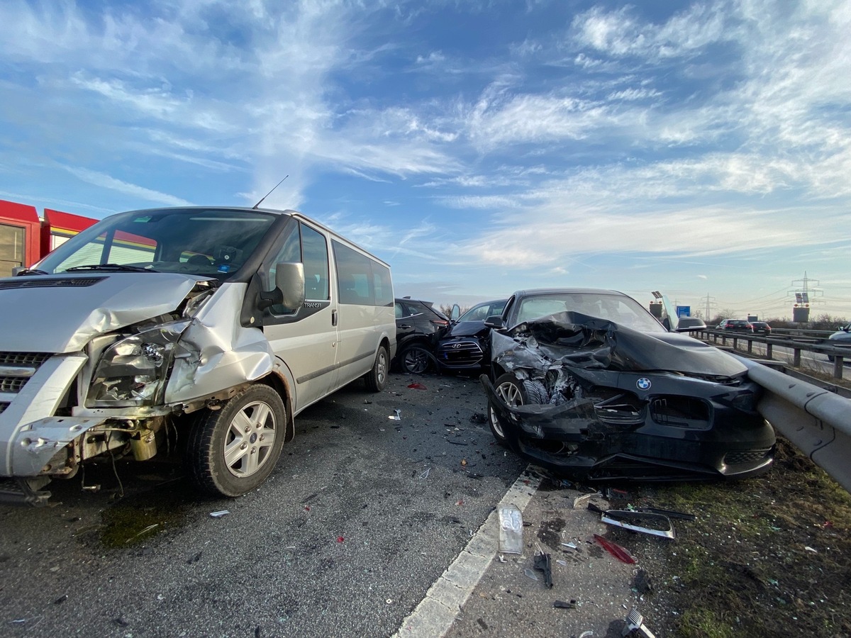 POL-PDNW: Autobahnpolizei Ruchheim - Schwerer Verkehrsunfall auf der BAB 61 mit 7 Verletzten