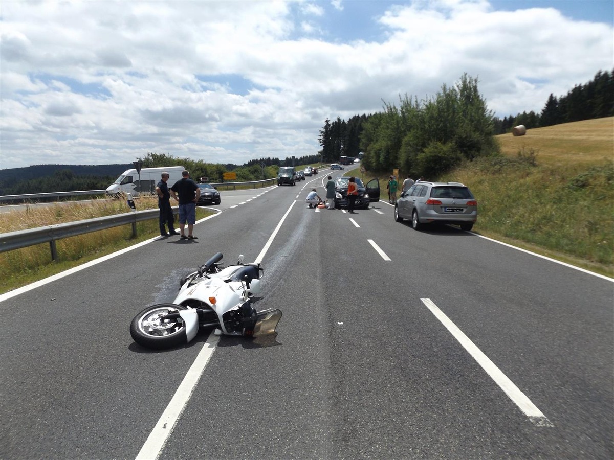 POL-PDMY: Verkehrsunfall mit schwer verletztem Motorradfahrer auf der B 412 (Nähe Nürburgring), Einmündung Arft/Langenfeld (L 10)