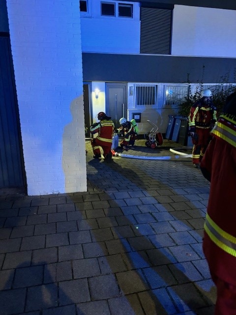 FW Düren: Zimmerbrand mit Menschenleben in Gefahr in Düren