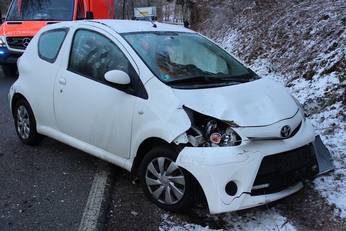 POL-RBK: Kürten - junge Autofahrerin überschlägt sich mit ihrem Toyota