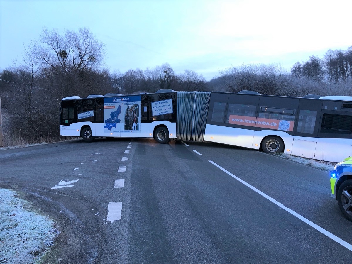 POL-MI: Gelenkbus rutscht in den Graben